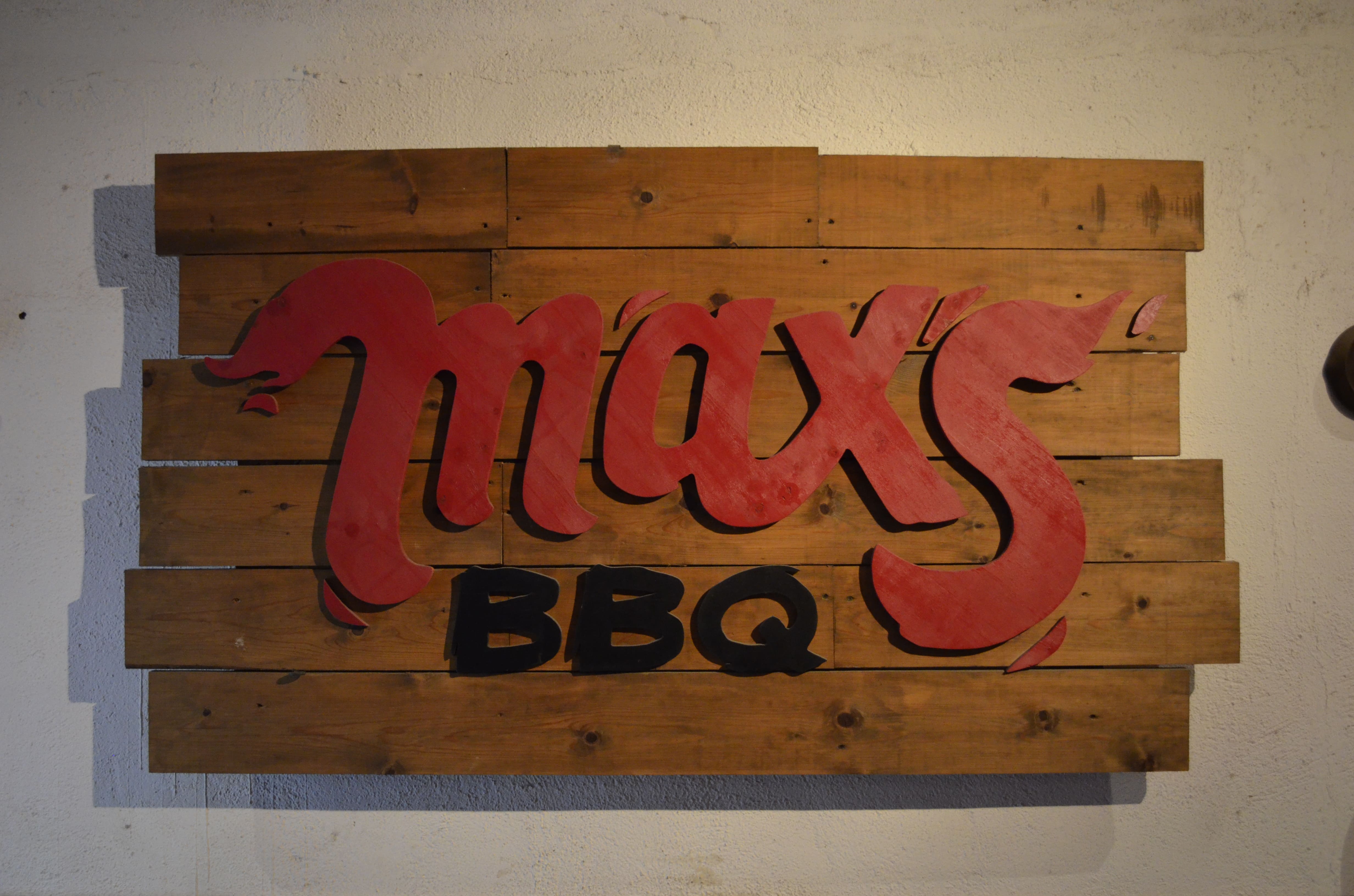 Letrero de Max's BBQ